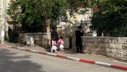 אבא צועד עם 2 ילדות לבית הספר