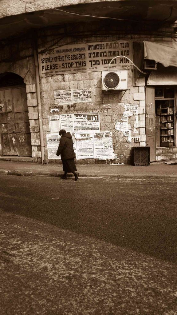אישה צועדת במאה שערים ירושלים פברואר 2016